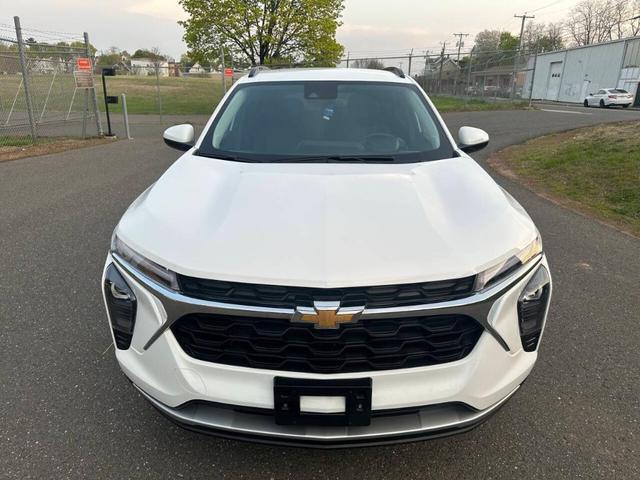 Photo of 2024 White Chevrolet Trax
