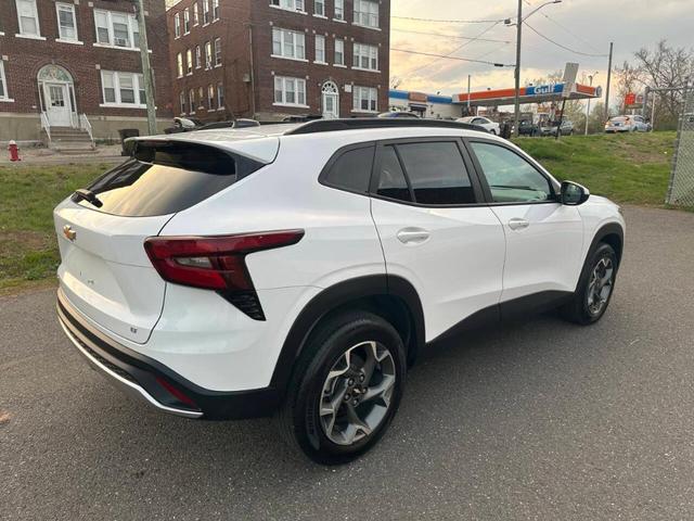 Photo of 2024 White Chevrolet Trax