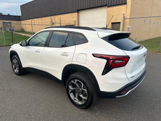 Photo of 2024 White Chevrolet Trax