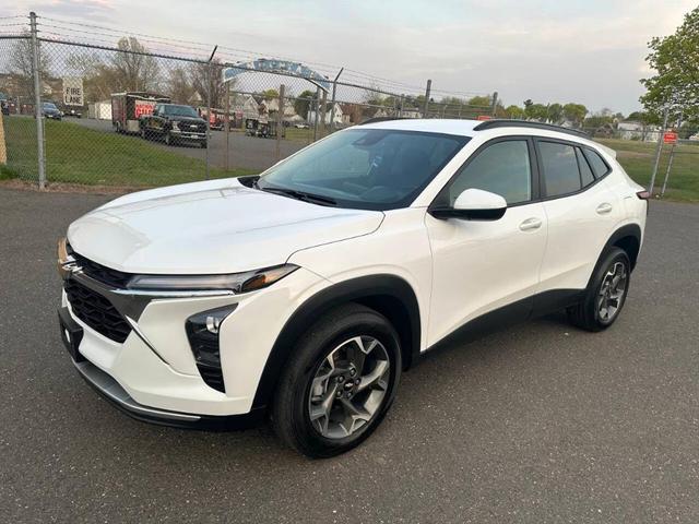 Photo of 2024 White Chevrolet Trax