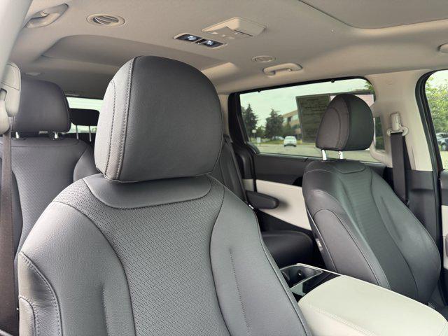 Photo of 2024 Flare Red Kia Carnival