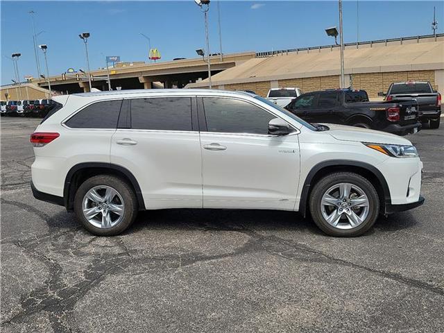 Photo of 2019 Blizzard Pearl Toyota Highlander Hybrid