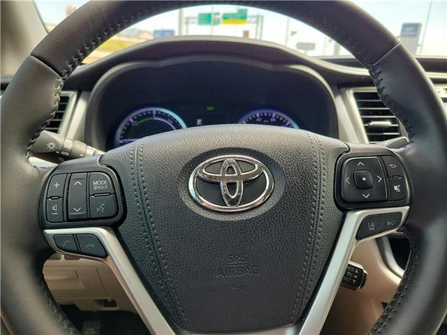 Photo of 2019 Blizzard Pearl Toyota Highlander Hybrid