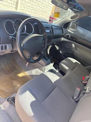 Photo of 2005 Super White Toyota Tacoma