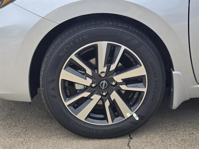 Photo of 2025 Brilliant Silver Metallic Nissan Versa