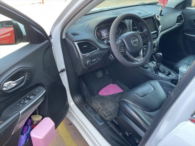 Photo of 2019 Bright White Clearcoat Jeep Cherokee