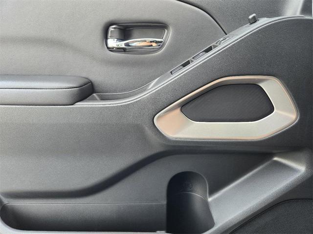 Photo of 2025 Glacier White Nissan Frontier