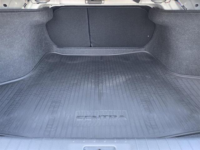 Photo of 2025 Aspen White Tricoat/Super Black Nissan Sentra
