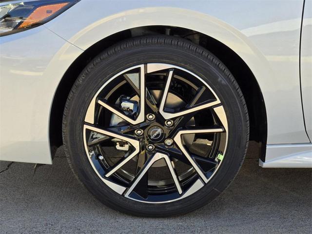 Photo of 2025 Aspen White Tricoat/Super Black Nissan Sentra