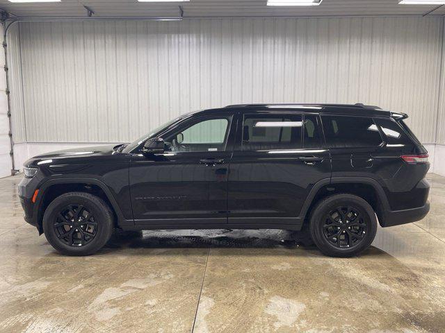 Photo of 2024 Diamond Black Crystal Pearlcoat Jeep Grand Cherokee L