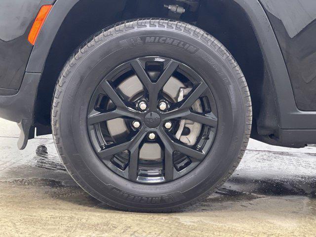Photo of 2024 Diamond Black Crystal Pearlcoat Jeep Grand Cherokee L