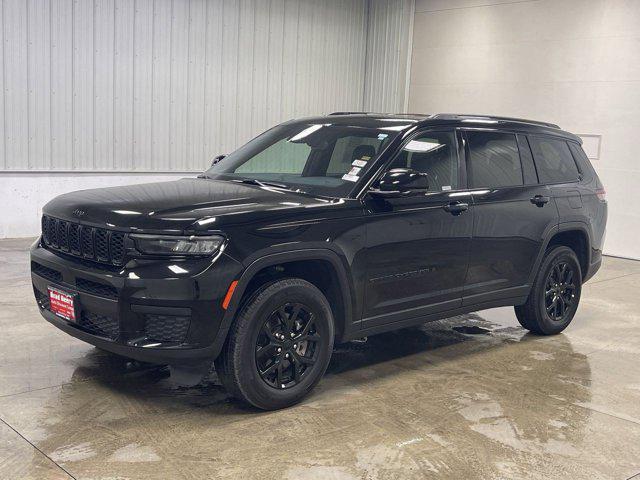 Photo of 2024 Diamond Black Crystal Pearlcoat Jeep Grand Cherokee L