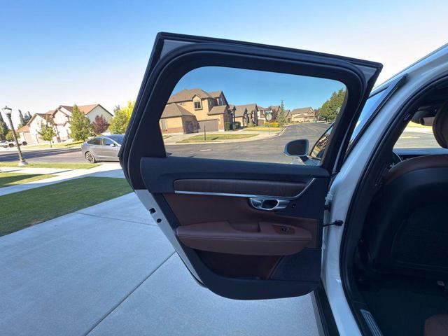 Photo of 2022 White Volvo V90 Cross Country