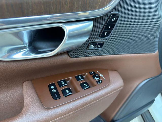 Photo of 2022 White Volvo V90 Cross Country