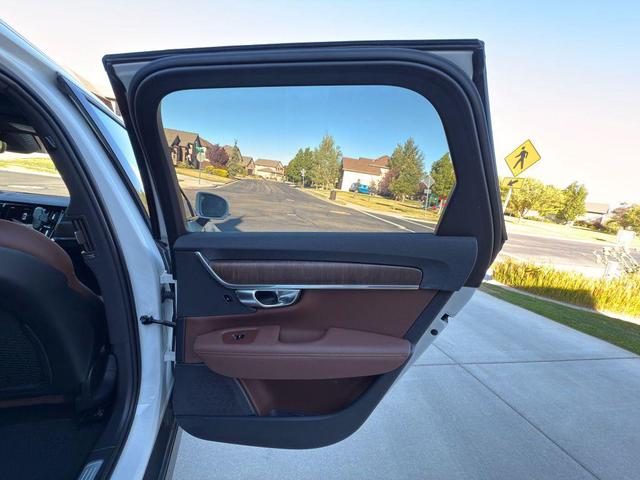 Photo of 2022 White Volvo V90 Cross Country