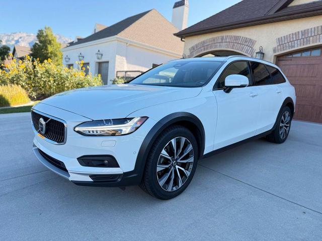Photo of 2022 White Volvo V90 Cross Country