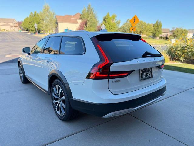 Photo of 2022 White Volvo V90 Cross Country
