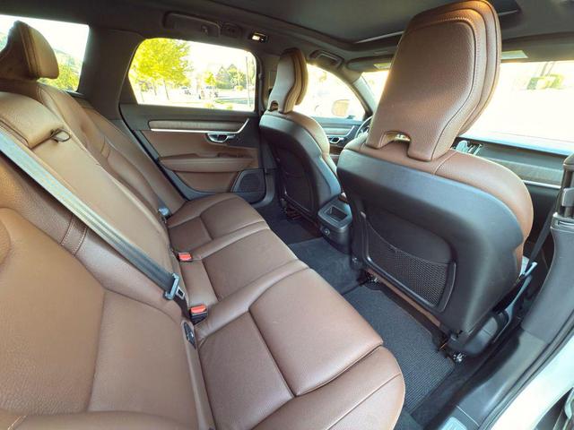 Photo of 2022 White Volvo V90 Cross Country