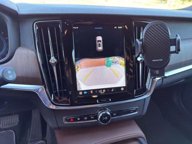 Photo of 2022 White Volvo V90 Cross Country