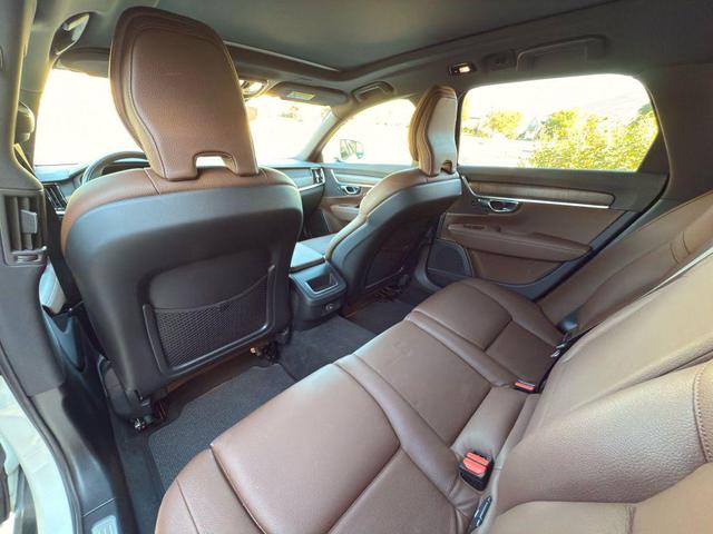 Photo of 2022 White Volvo V90 Cross Country
