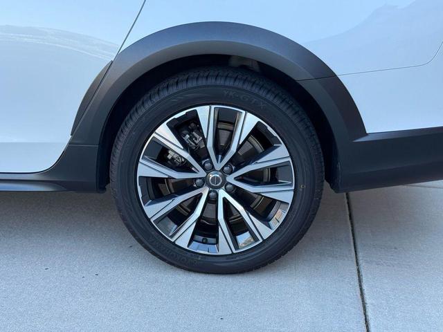 Photo of 2022 White Volvo V90 Cross Country