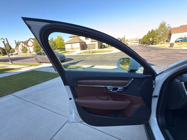 Photo of 2022 White Volvo V90 Cross Country