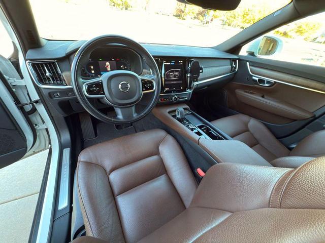 Photo of 2022 White Volvo V90 Cross Country
