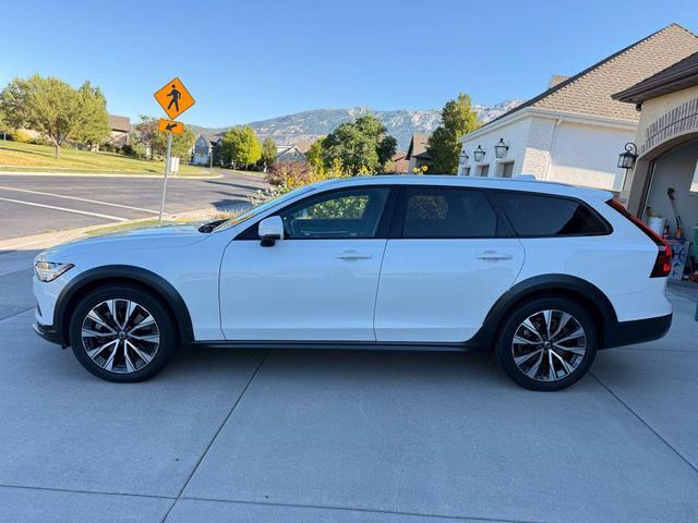 Photo of 2022 White Volvo V90 Cross Country