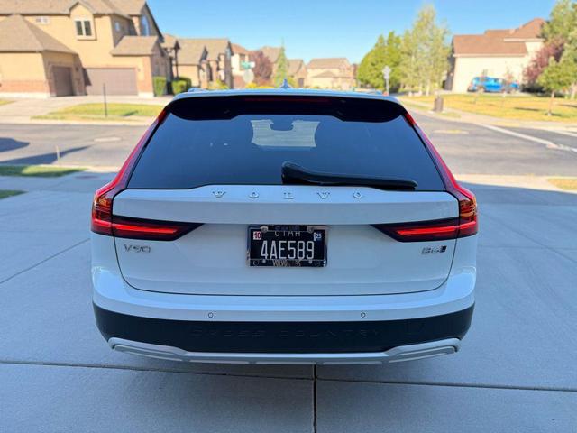 Photo of 2022 White Volvo V90 Cross Country