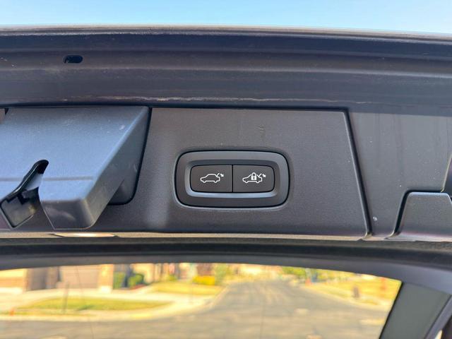 Photo of 2022 White Volvo V90 Cross Country