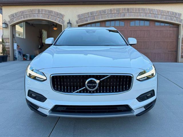 Photo of 2022 White Volvo V90 Cross Country