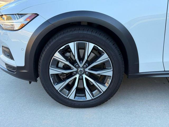 Photo of 2022 White Volvo V90 Cross Country