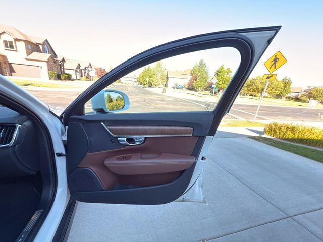 Photo of 2022 White Volvo V90 Cross Country