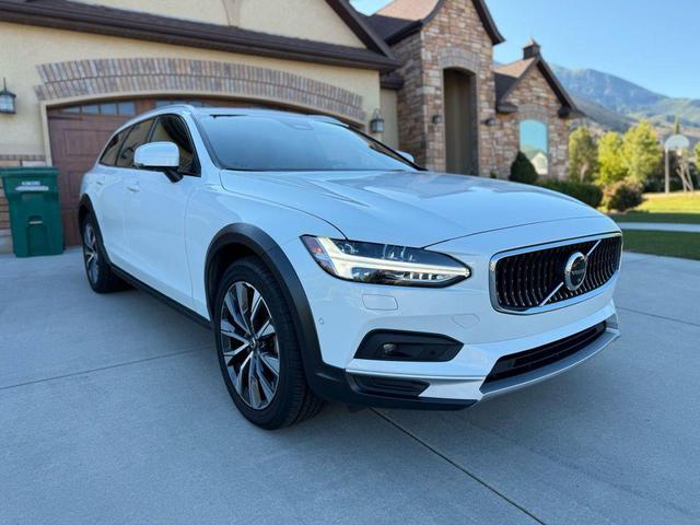 Photo of 2022 White Volvo V90 Cross Country
