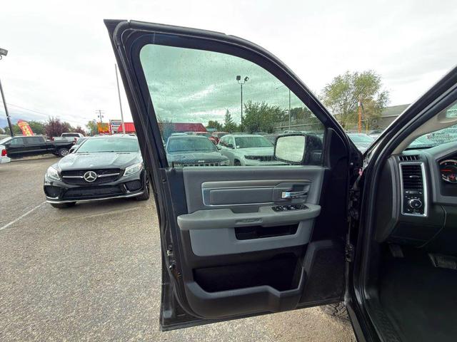 Photo of 2018 Brilliant Black Crystal Pearlcoat RAM 2500