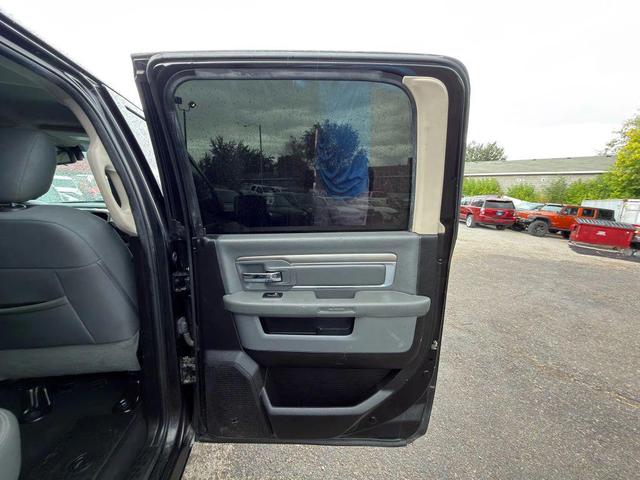 Photo of 2018 Brilliant Black Crystal Pearlcoat RAM 2500