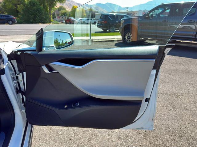Photo of 2016 White Tesla Model S