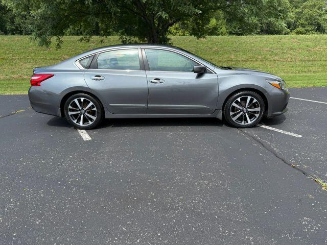 Photo of 2016 Gun Metallic Nissan Altima