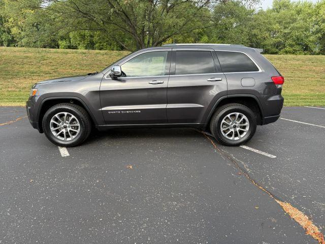 Photo of 2016 Gray Jeep Grand Cherokee
