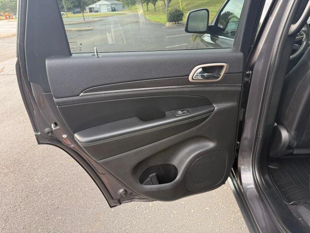 Photo of 2016 Gray Jeep Grand Cherokee