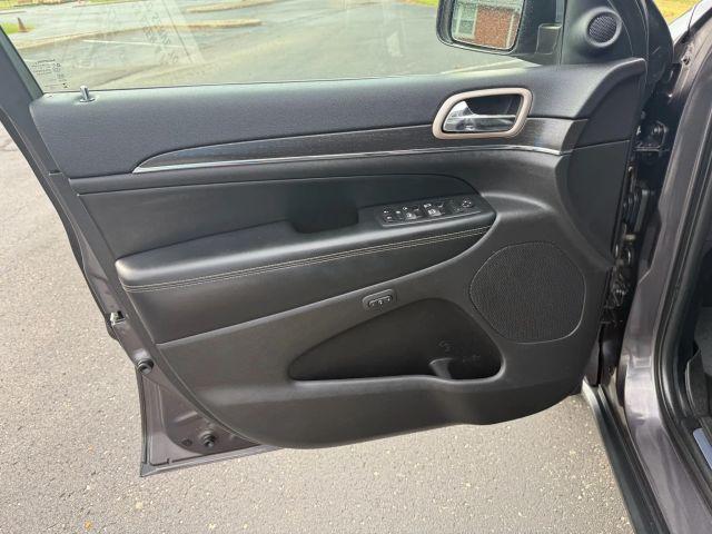 Photo of 2016 Gray Jeep Grand Cherokee