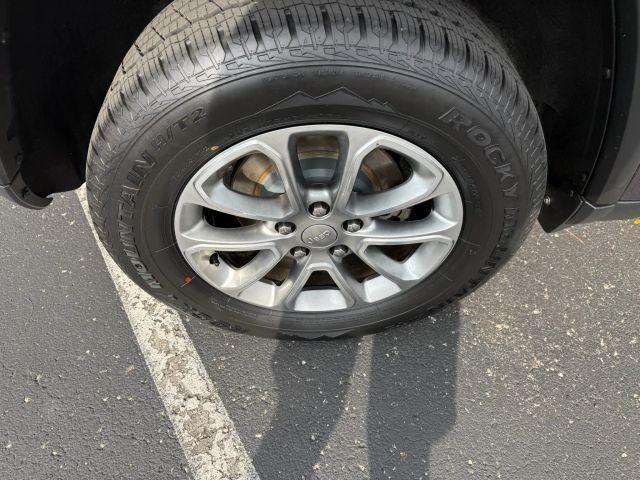 Photo of 2016 Gray Jeep Grand Cherokee