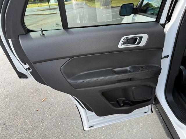 Photo of 2015 White Ford Explorer