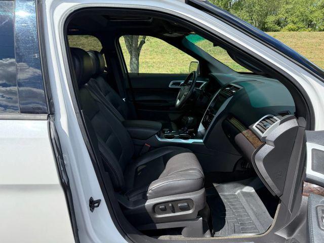 Photo of 2015 White Ford Explorer