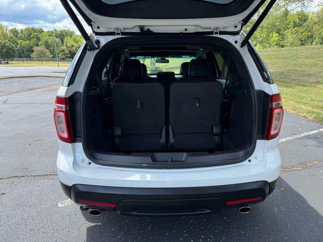 Photo of 2015 White Ford Explorer