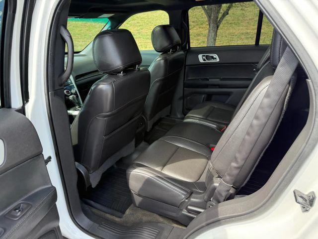 Photo of 2015 White Ford Explorer