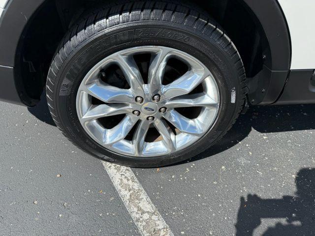 Photo of 2015 White Ford Explorer
