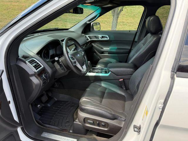 Photo of 2015 White Ford Explorer