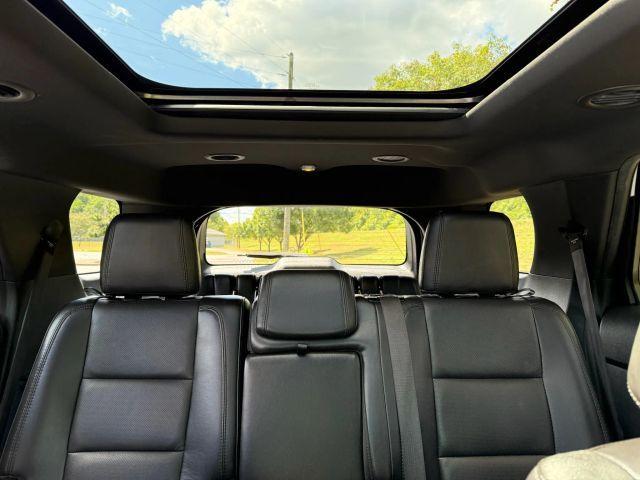 Photo of 2015 White Ford Explorer