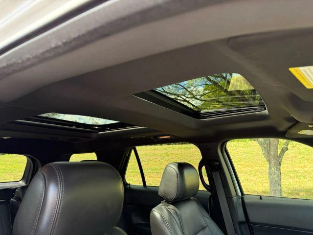 Photo of 2015 White Ford Explorer
